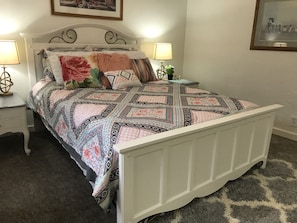 1 habitación, tabla de planchar con plancha, wifi gratis y ropa de cama