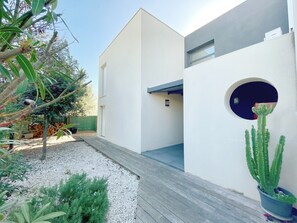 المنطقة المحيطة بالمنشأة