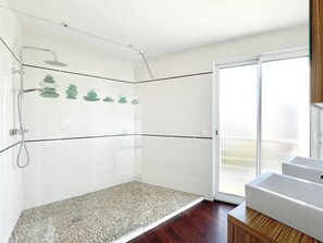 Hair dryer - Luxurious 5-Room Villa with Private Pool, AC, and WIFI, 200m from Beach (Sète)