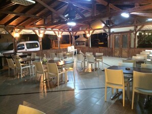 Serveert ontbijt, lunch en diner