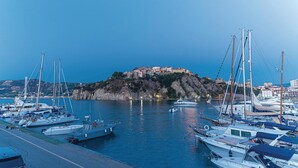A marina with boats docked, a hill with buildings, and a clear sky. - Lovely apartment in Laureana Cilento (SA) with WiFi (Laureana Cilento (SA))