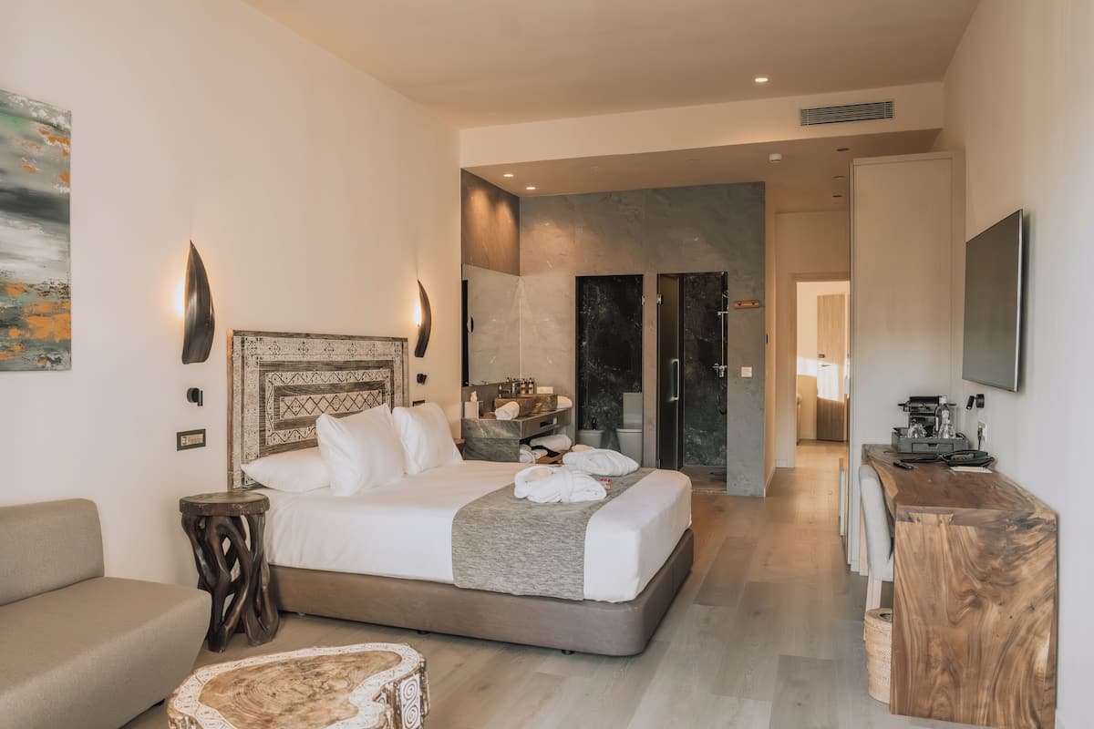 Double Room (Superior Swim Up) | In-room safe, desk, laptop workspace, blackout curtains