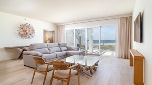 Suite – premium, 1 queensize-seng | Safe på rommet, skrivebord og skrivebord for bærbar PC
