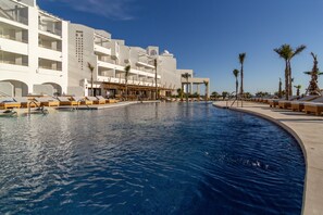 2 outdoor pools, pool loungers