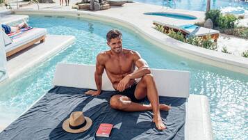 Habitación doble (Swim Up) | Caja fuerte, escritorio, espacio para trabajar con un portátil