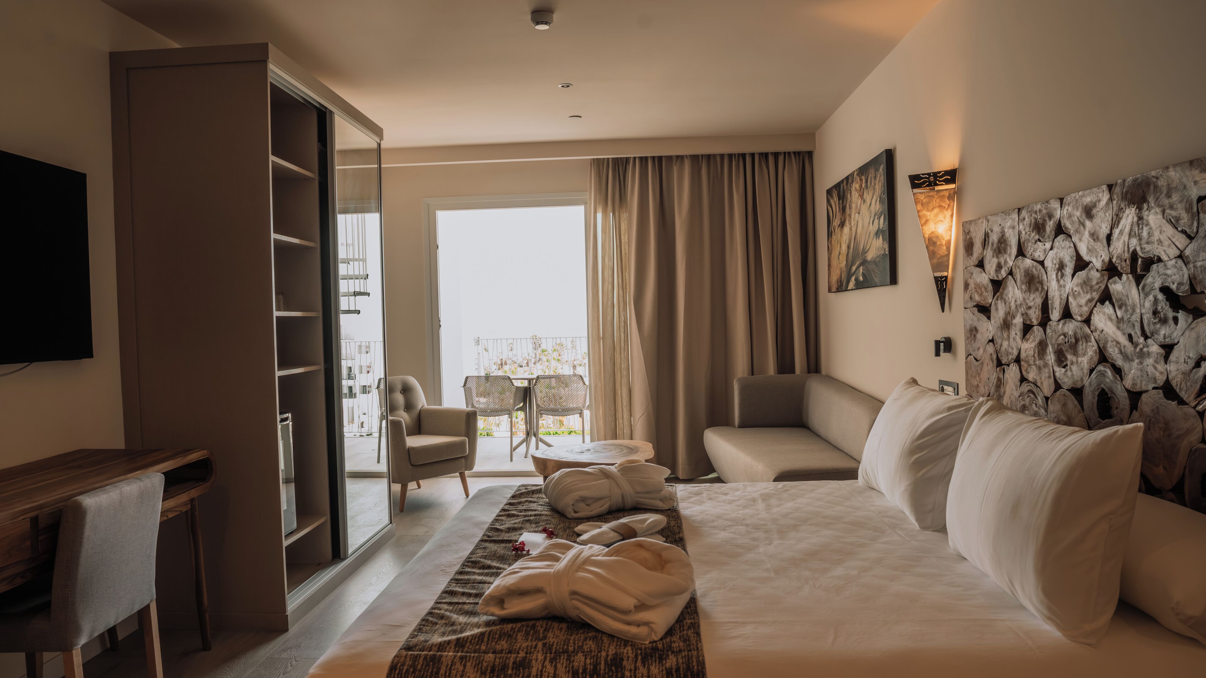 Junior Suite | In-room safe, desk, laptop workspace, blackout drapes