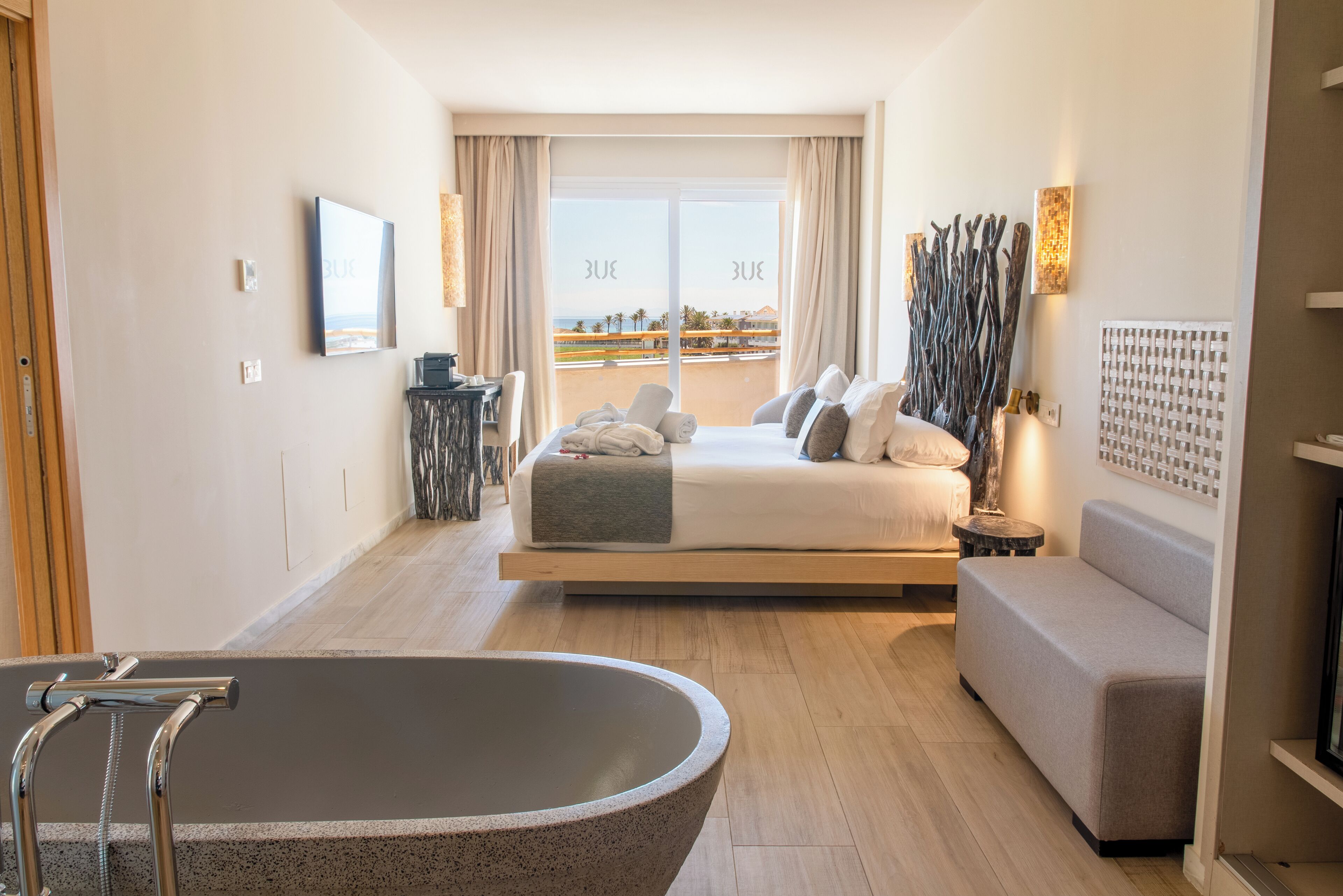 Suite Deluxe | Caja de seguridad en la habitación y escritorio 