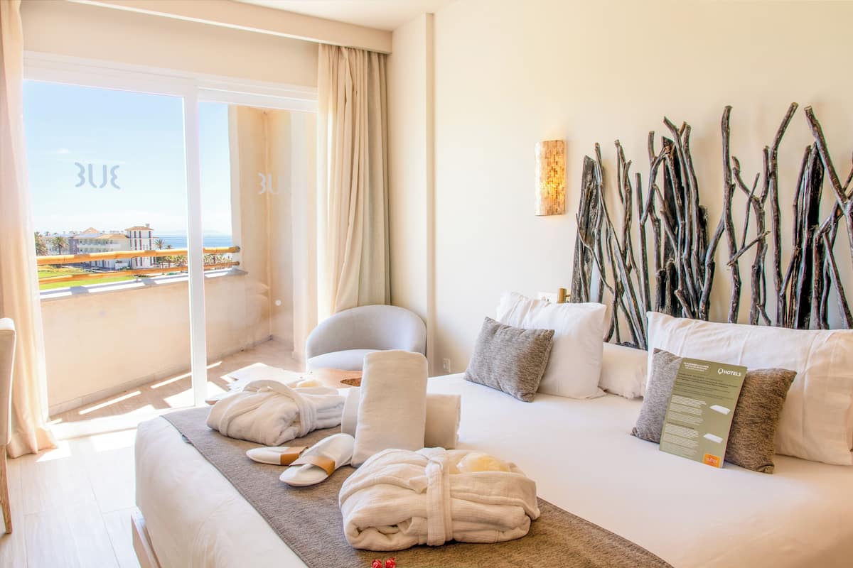 Deluxe Suite | In-room safe, desk, laptop workspace, blackout drapes