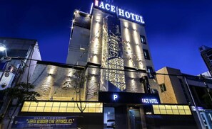 The exterior of the ACE HOTEL with illuminated signage and a prominent 'P' parking sign. - Hotel the Ace (Tongyeong)