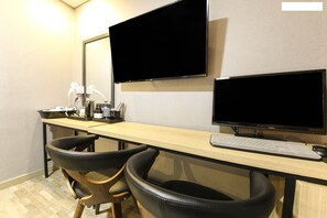 Rom – standard | Skrivebord, lydisolert og wi-fi (inkludert)