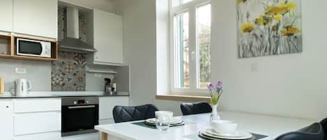 Apartment, 3 Bedrooms | In-room dining