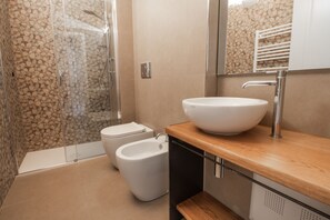 Quarto casal superior, vista para a cidade | Banheiro | Chuveiro, produtos de toalete grátis, secador de cabelo 