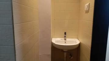 Shower, heated floors, towels