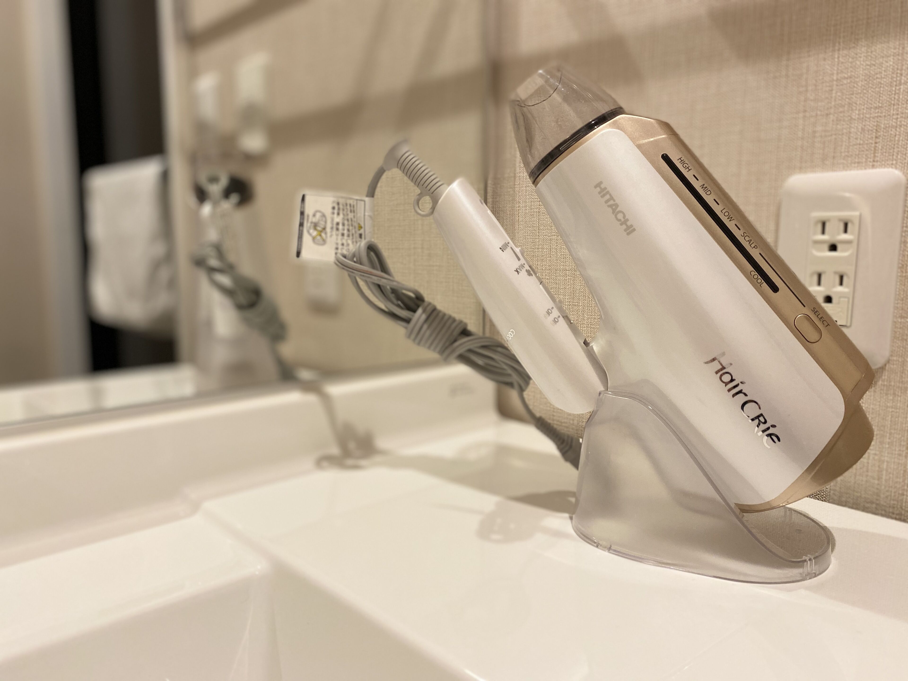 combined shower/bathtub, deep-soaking bathtub, free toiletries