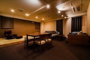 Suite Premium, camere multiple, vista città | Con stile personalizzato, tende oscuranti, insonorizzazione