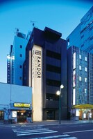 Fachada de la propiedad por la tarde o noche