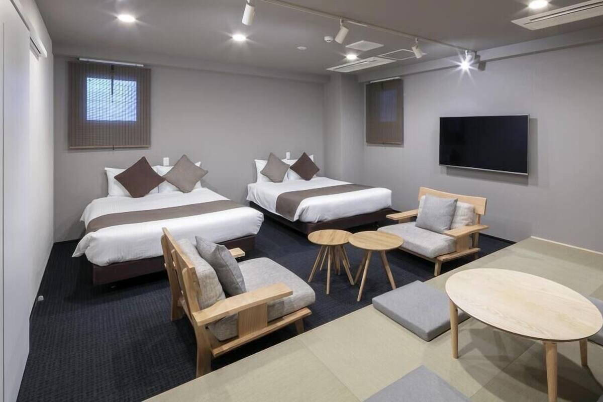 遮光カーテン、防音設備、WiFi (無料)、客室ごとに異なる装飾