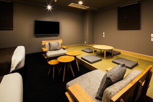 Decoración personalizada, cortinas blackout y sistema de insonorización 