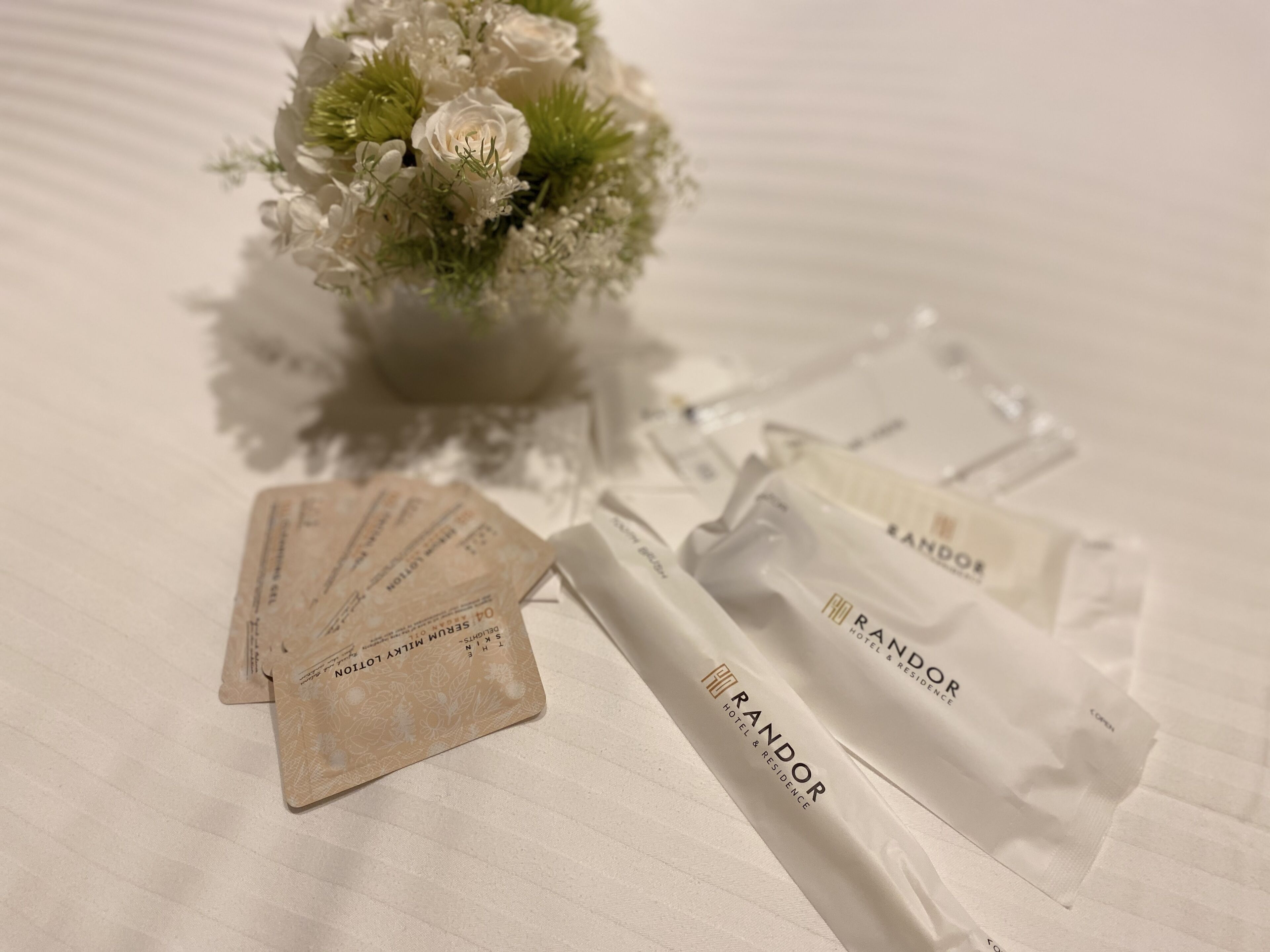 combined shower/bathtub, deep-soaking bathtub, free toiletries