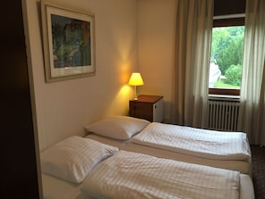 Chambre Double ou avec lits jumeaux | Ameublement personnalisé, bureau