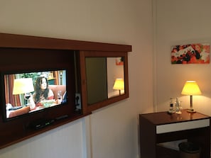 Chambre Double ou avec lits jumeaux | Ameublement personnalisé, bureau