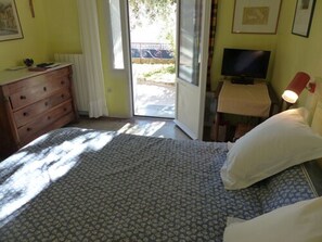 Suite | 2 bedrooms, desk, laptop workspace, iron/ironing board - Villa Bennecourt (Nice)