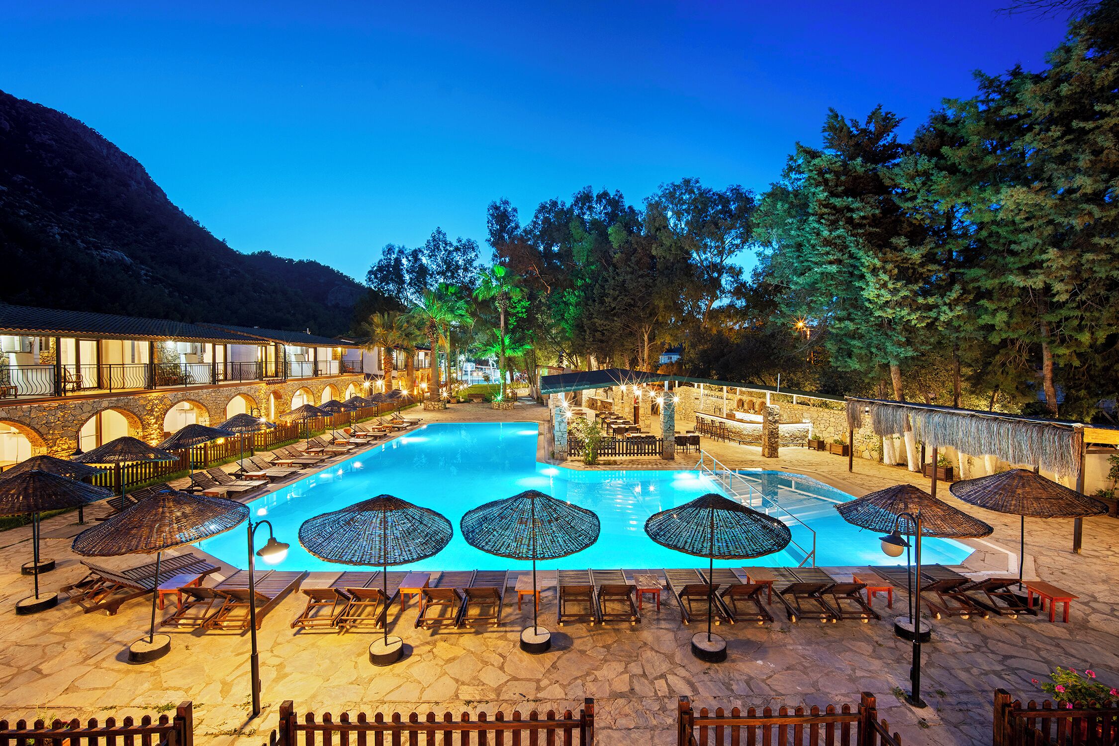 Kauden mukainen ulkouima-allas avoinna 9.00–19.00, aurinkovarjoja