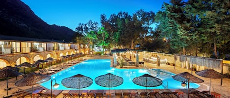 Seasonal outdoor pool, open 9:00 AM to 7:00 PM, pool umbrellas