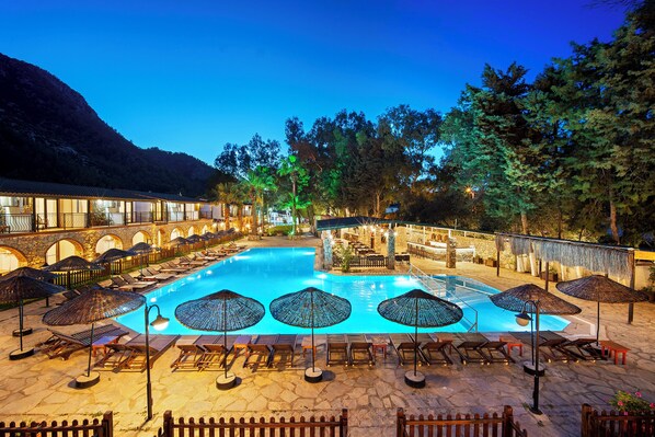 Piscine extérieure (ouverte en saison), parasols de plage