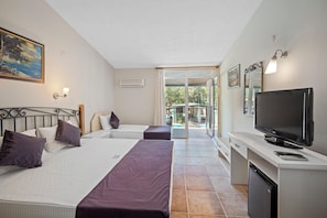 Habitación Deluxe, balcón, vista a la alberca | Ropa de cama de alta calidad, minibar y insonorización 