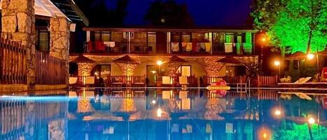 Piscina stagionale all'aperto, ombrelloni da piscina, lettini