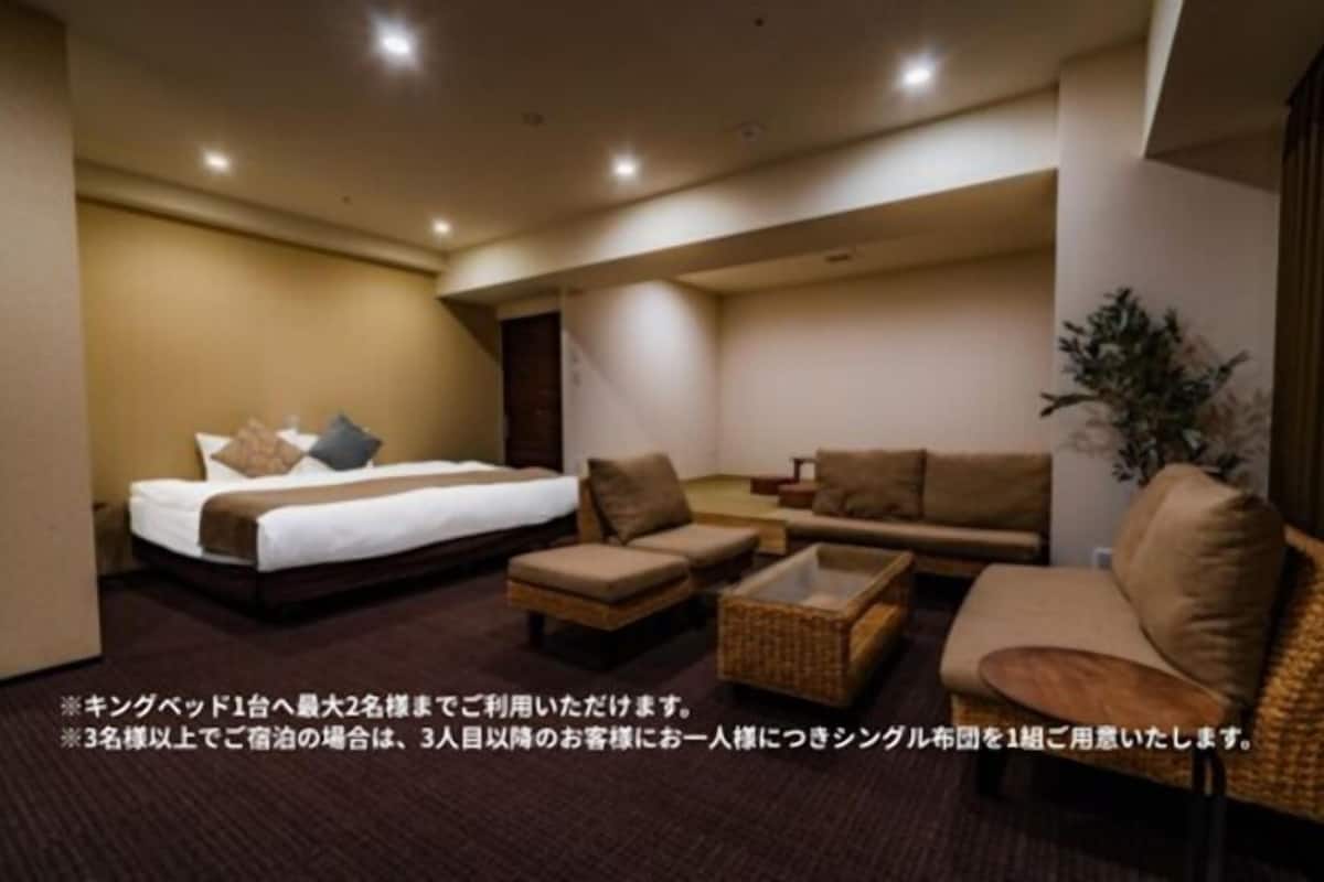 Pillow-top beds, individually decorated, individually furnished, desk