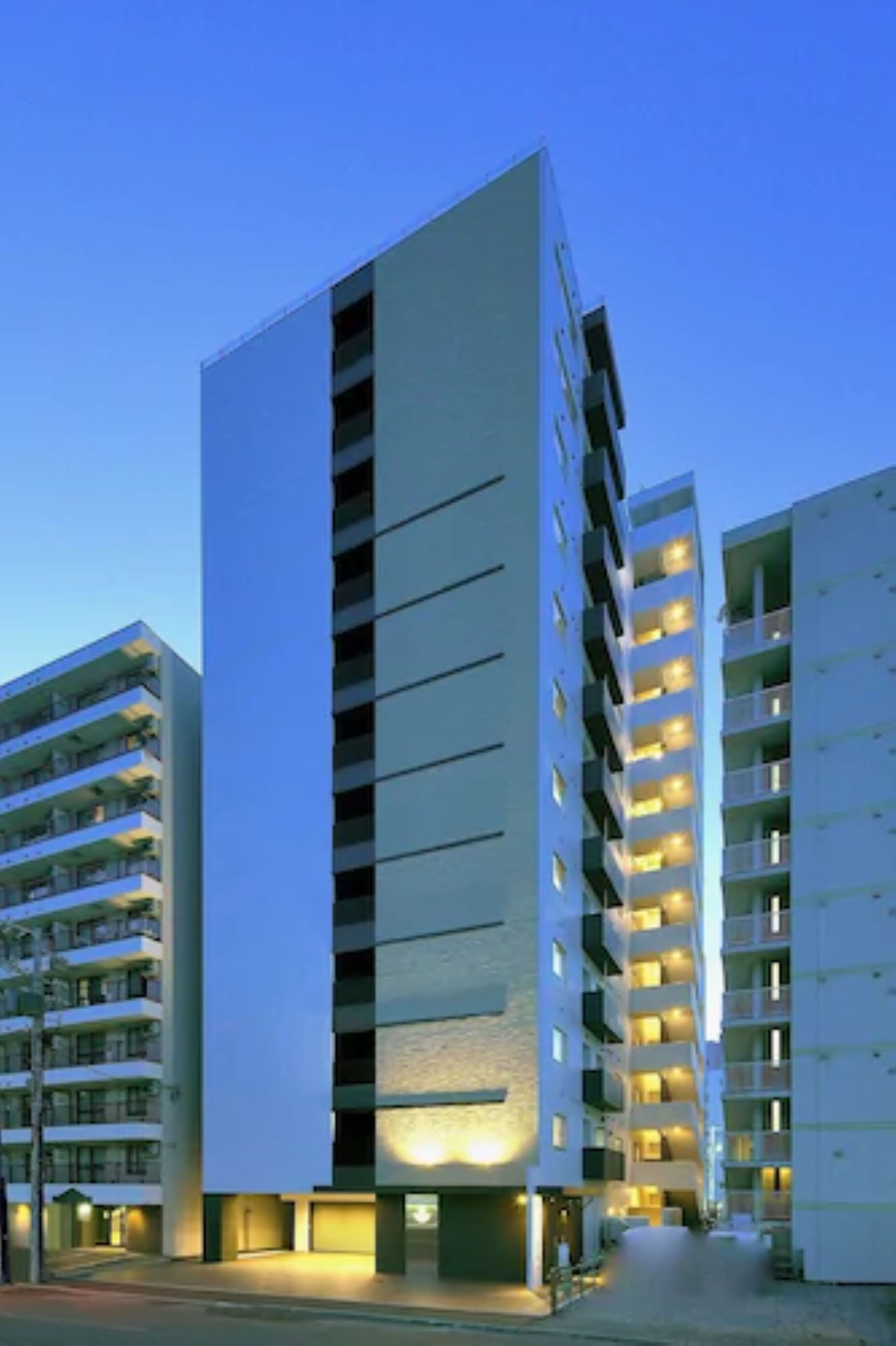 Fachada de la propiedad por la tarde o noche