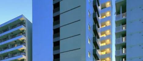 Fachada de la propiedad por la tarde o noche