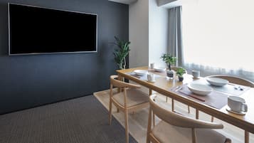 Penthouse ejecutivo, 2 habitaciones, hidromasaje, vista a la ciudad | Sala de estar | Smart TV