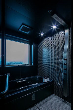 Separate bathtub and shower, deep-soaking bathtub