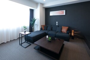 Premium Penthouse, 1 Queen Bed, Hot Tub, City View | Pillowtop beds, individually decorated, individually furnished, desk