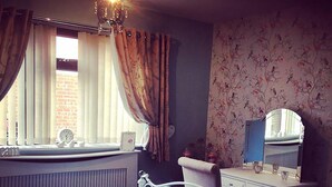 Unclassified image, 3 of 45, button - Admiral Guest House (Lincoln)