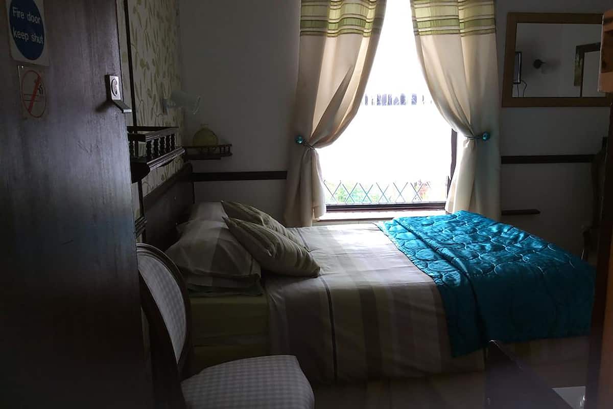 Eenvoudige tweepersoonskamer, 1 tweepersoonsbed, niet-roken | Gratis wifi, beddengoed