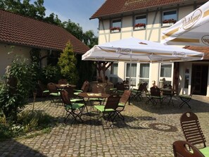 Outdoor dining - Landhotel Zum Nicolaner (Großweitzschen)