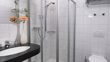 Een douche, een haardroger, handdoeken