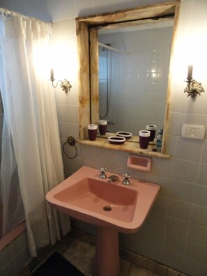 Duschwanne, Haartrockner, Bidet, Handtücher