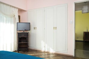 2 chambres, fer et planche à repasser, Wi-Fi, draps fournis
