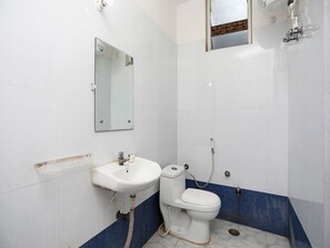 Standard Room | Bathroom | Free toiletries, towels