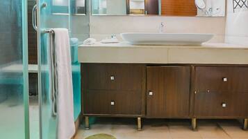 Deluxe Double or Twin Room, 1 King Bed | Bathroom | Free toiletries, towels
