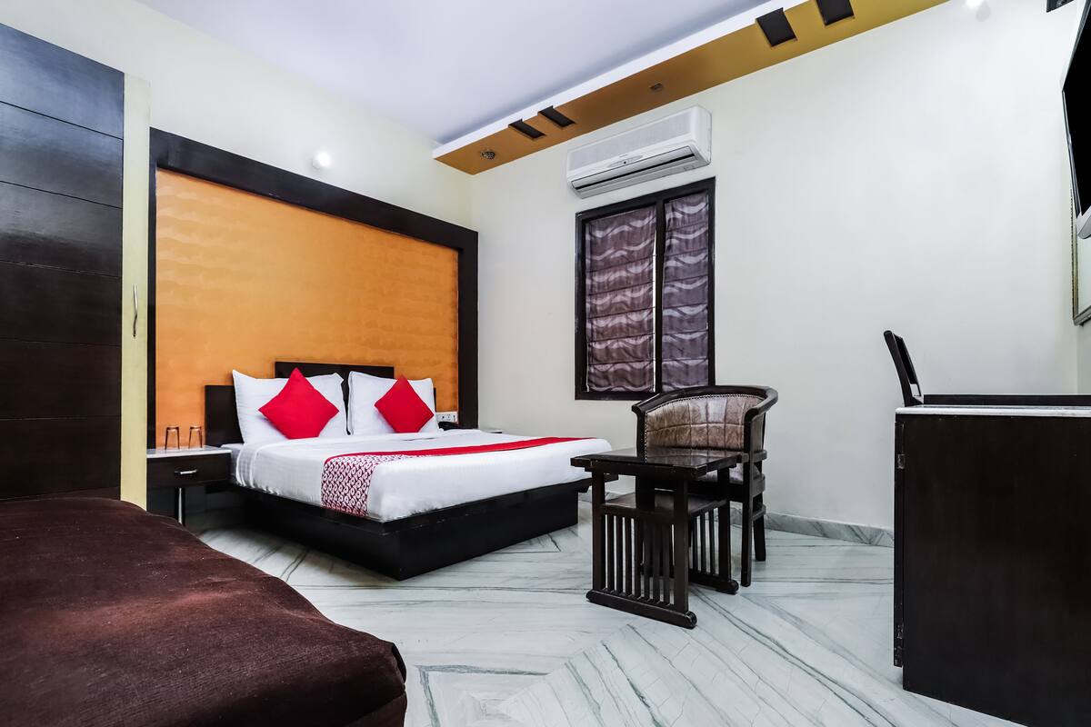 Una habitación de hotel moderna con una cama grande, un escritorio y una silla.