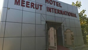 Een hotelschild met de naam 'MEERUT INTERNATIONAL'.