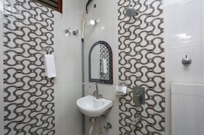 Habitación estándar | Baño | Amenidades de baño gratuitas y toallas