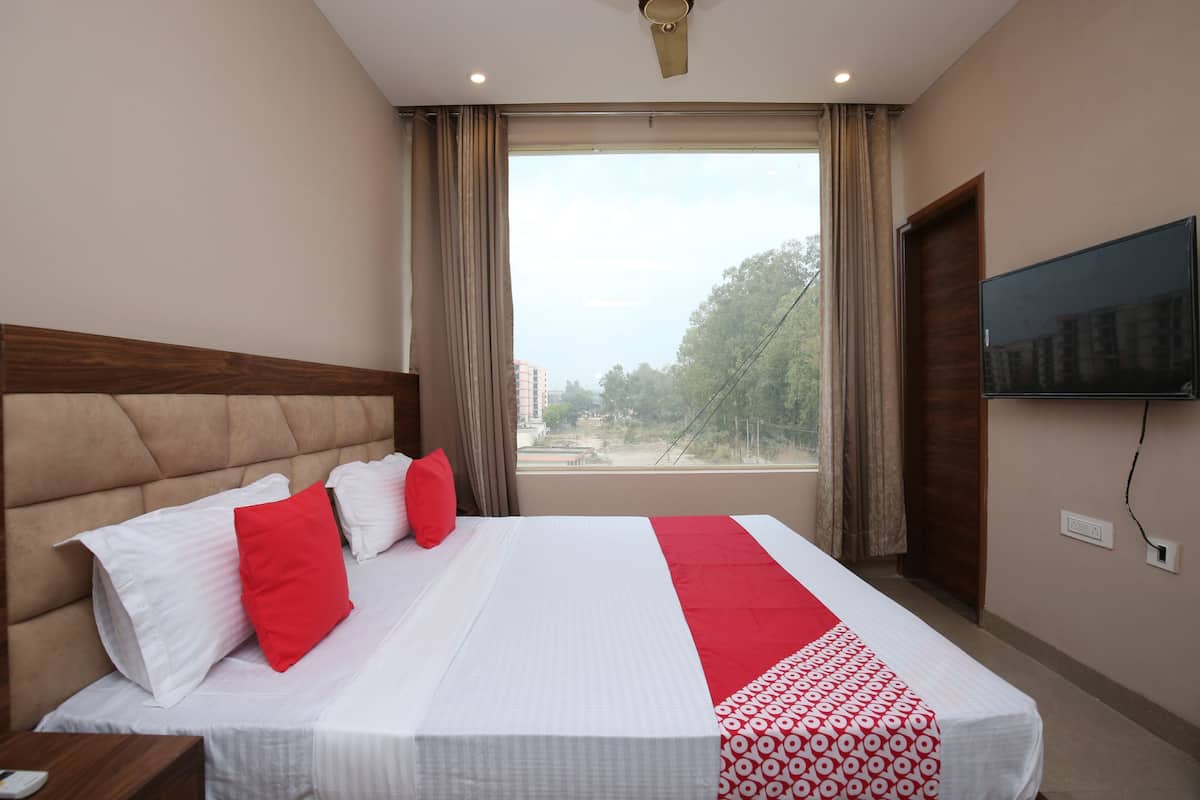 Suite, 1 Queen Bed | Free WiFi