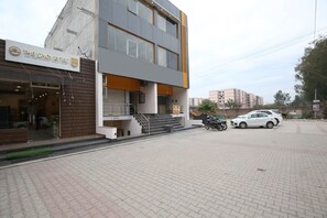 Exterior - OYO 27743 Hotel Platina (Dera Bassi)